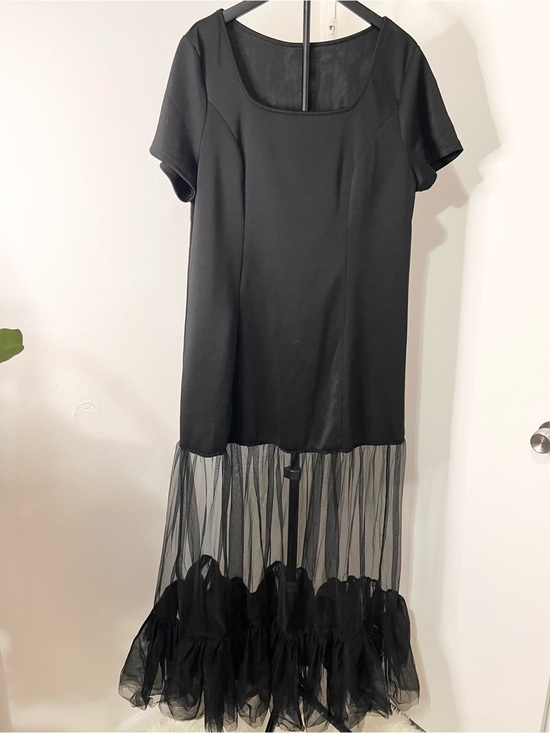 Dresses & Skirts - Black Short-Sleeve Mesh-Hem Maxi Dress with Gold Belt